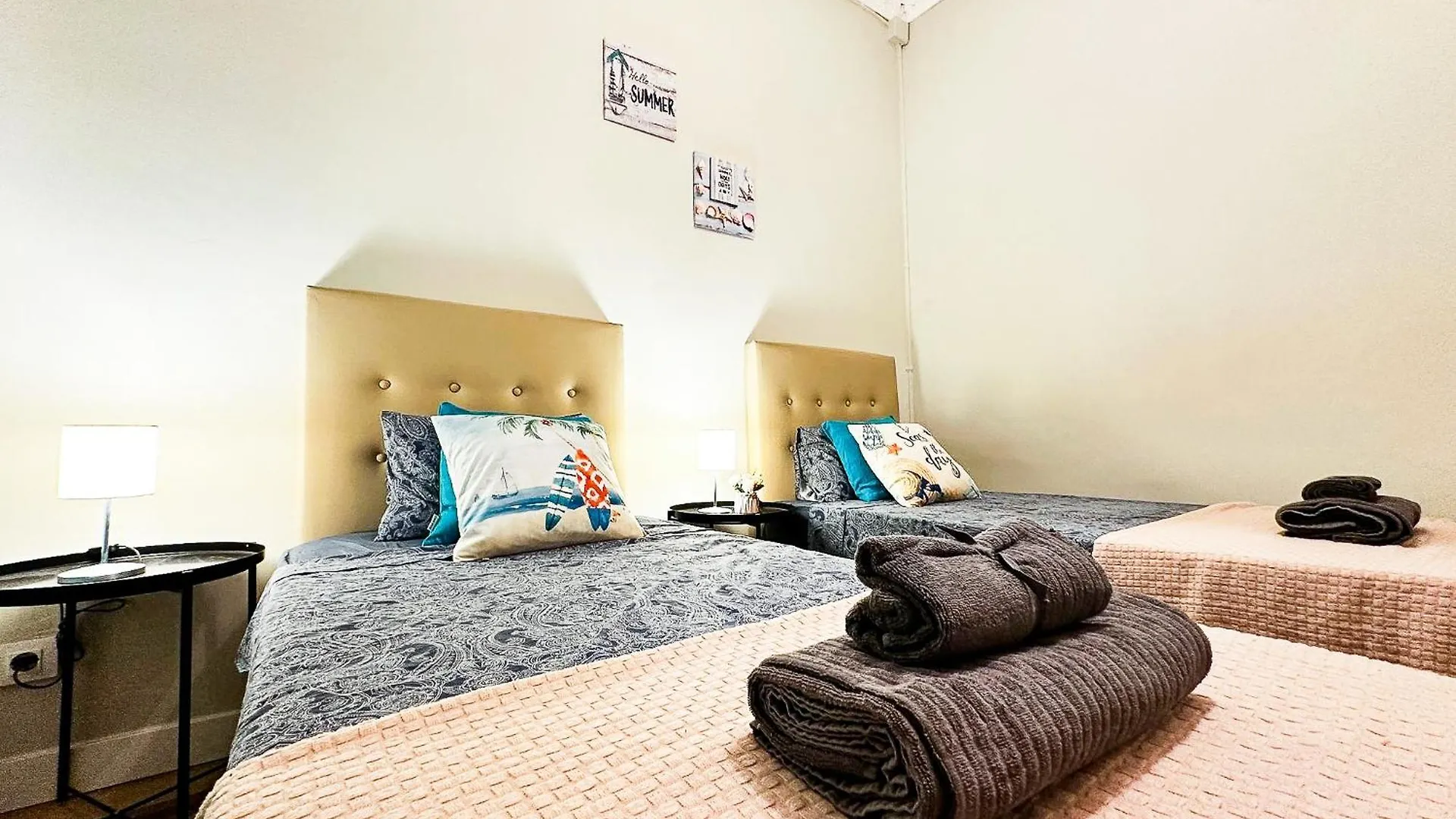 Private Rooms By Plaza Catalunya 바르셀로나 호스텔
